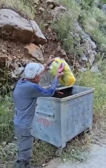 Diyarbakır'da Örnek Davranış! Piknik Alanındaki Çöpleri Elleriyle Topladı 1