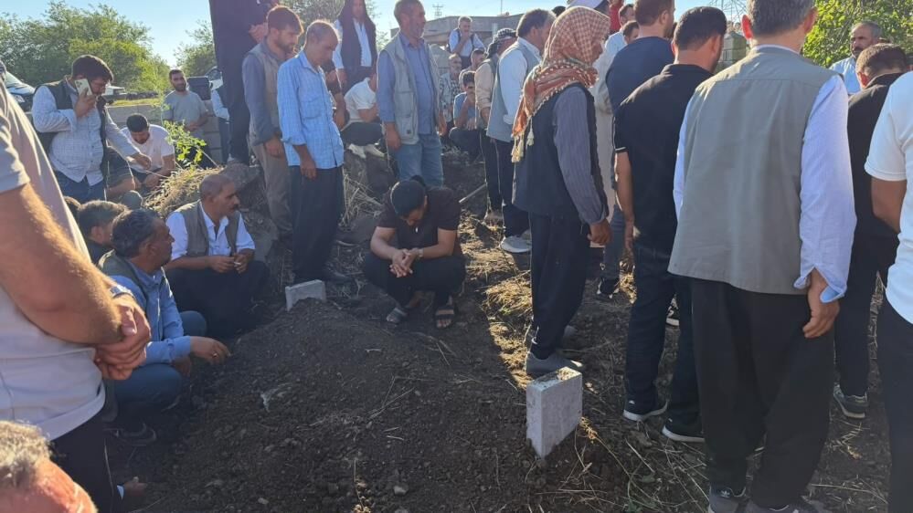 Kazada Hayatını Kaybeden 3 Kardeş Siverek'te Toprağa Verildi 3