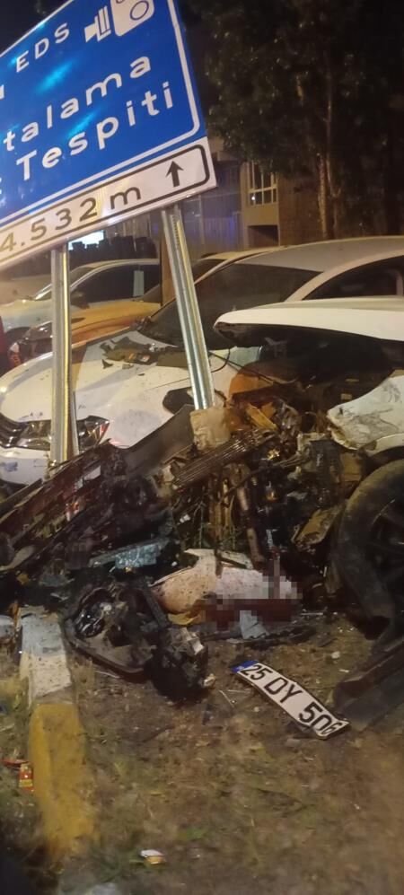 Muş’ta Otomobil Park Halindeki Araçlara Çarptı 1'I Ağır 3 Yaralı 1