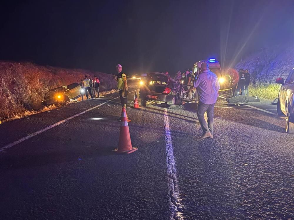 Şanlıurfa'da Kafa Kafaya Feci Kaza 2 Ölü, 6 Yaralı-1