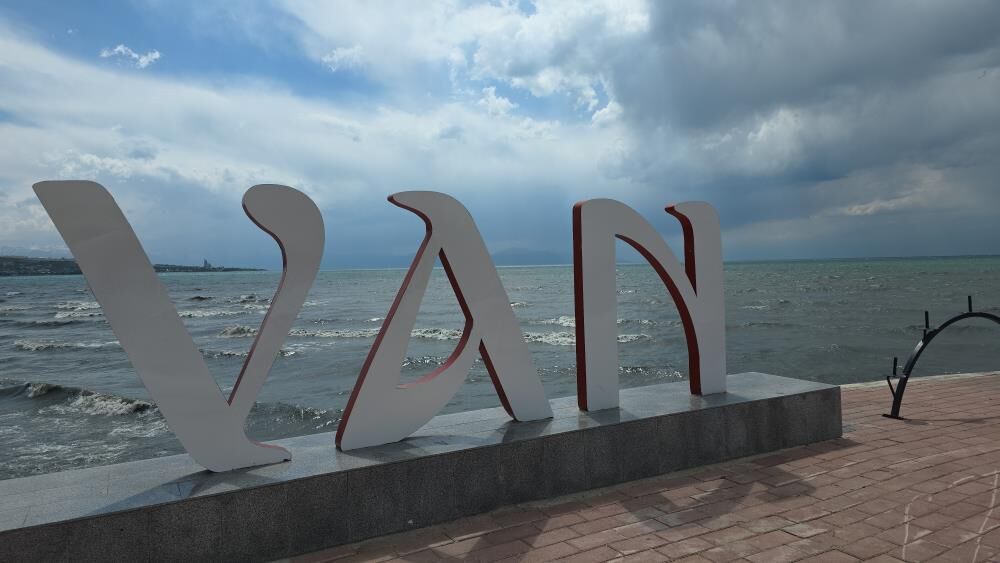 Van Gölü'nde Şiddetli Rüzgar Dalgalar Sahili Dövdü