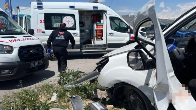 Van'da Iki Otomobil Çarpıştı 4 Ölü, 2 Yaralı-1