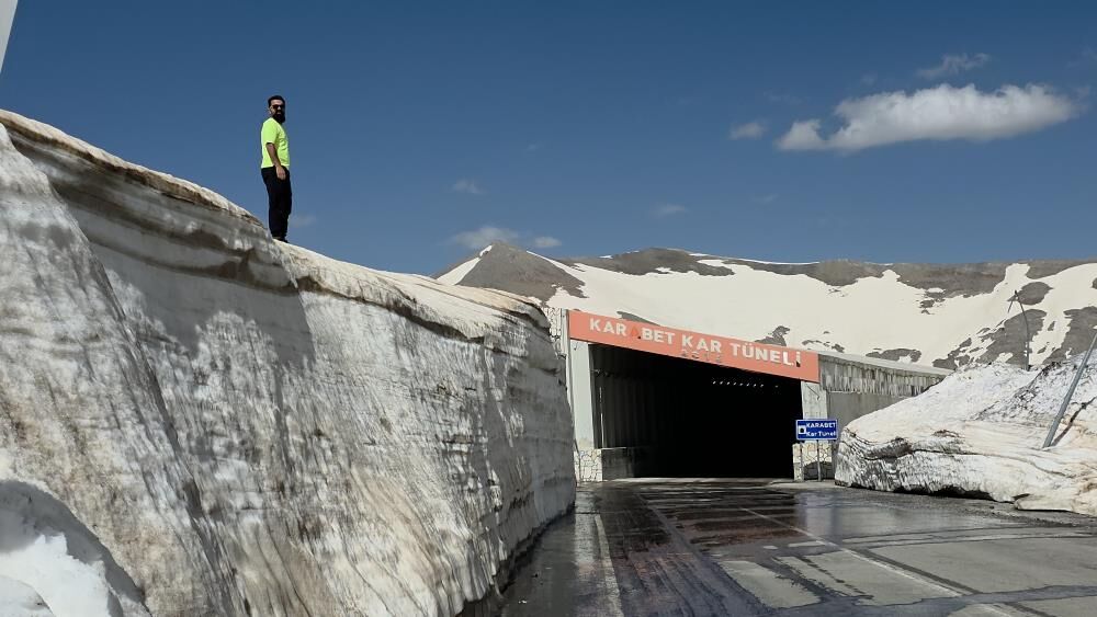 Van'da Şaşırtan Manzara Ovada Yaz; Karabet'te Kış Yaşanıyor 3