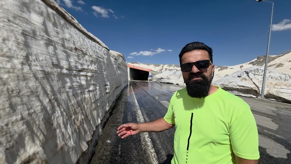 Van'da Şaşırtan Manzara Ovada Yaz; Karabet'te Kış Yaşanıyor 5