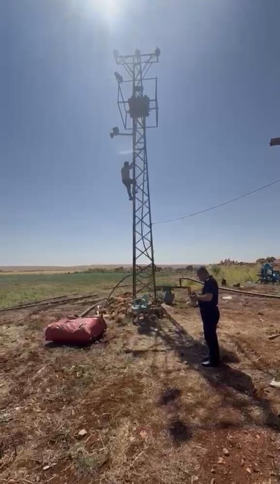 Diyarbakır'a Sınır Ilçede Kaçak Trafo Gerginliği Elektrik Direğine Çıkarak Eylem Yaptı 1
