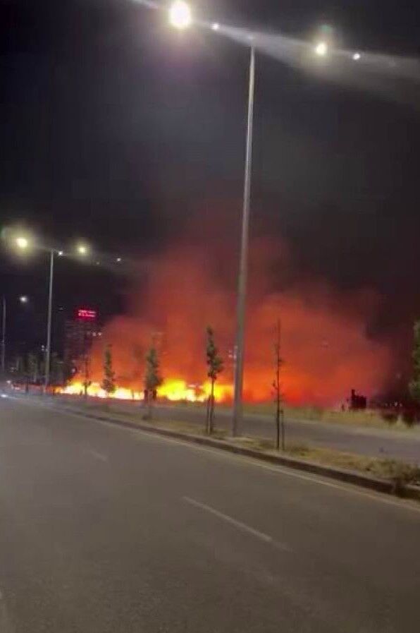 Diyarbakır'da Alevler Geceyi Aydınlattı 1