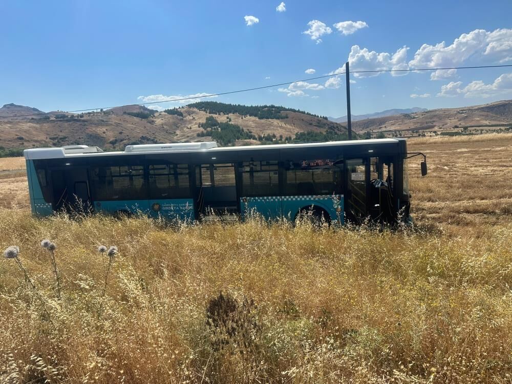 Diyarbakır'da Belediye Otobüsü Ile Otomobil Kaza Yaptı 1