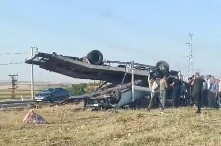 Diyarbakır'da Çekici Taşıdığı Araçla Birlikte Takla Attı 3