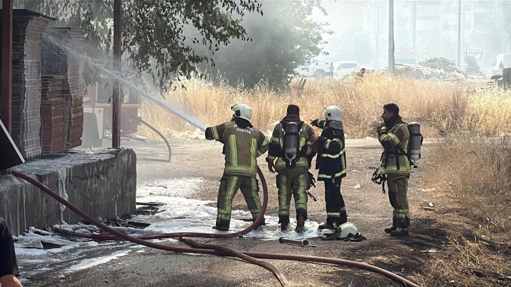 Diyarbakır'da Kıvılcımlar Tahtaları Tutuşturdu 2 Yaralı 1