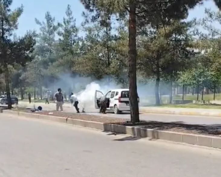 Diyarbakır'da Seyir Halindeki Otomobilde Yangın 1