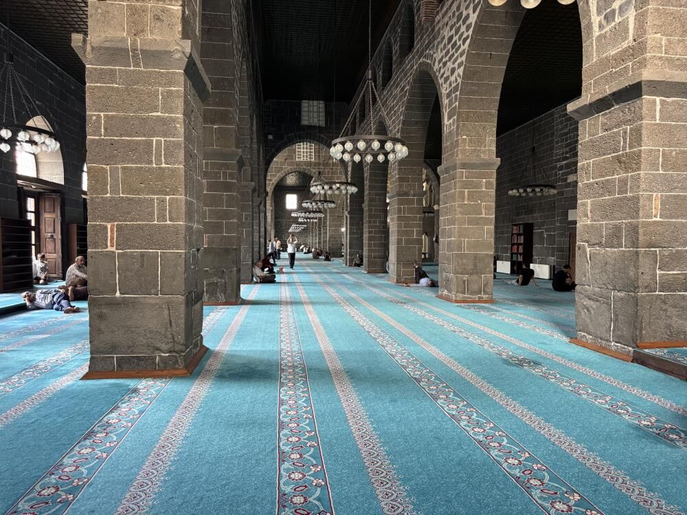 Diyarbakır'da Termometreler 40 Dereceyi Gösterdi; Halk Camilere Koştu 1