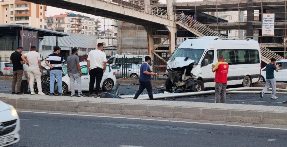Diyarbakır'da Zincirleme Kaza 2 Ağır Yaralı 36
