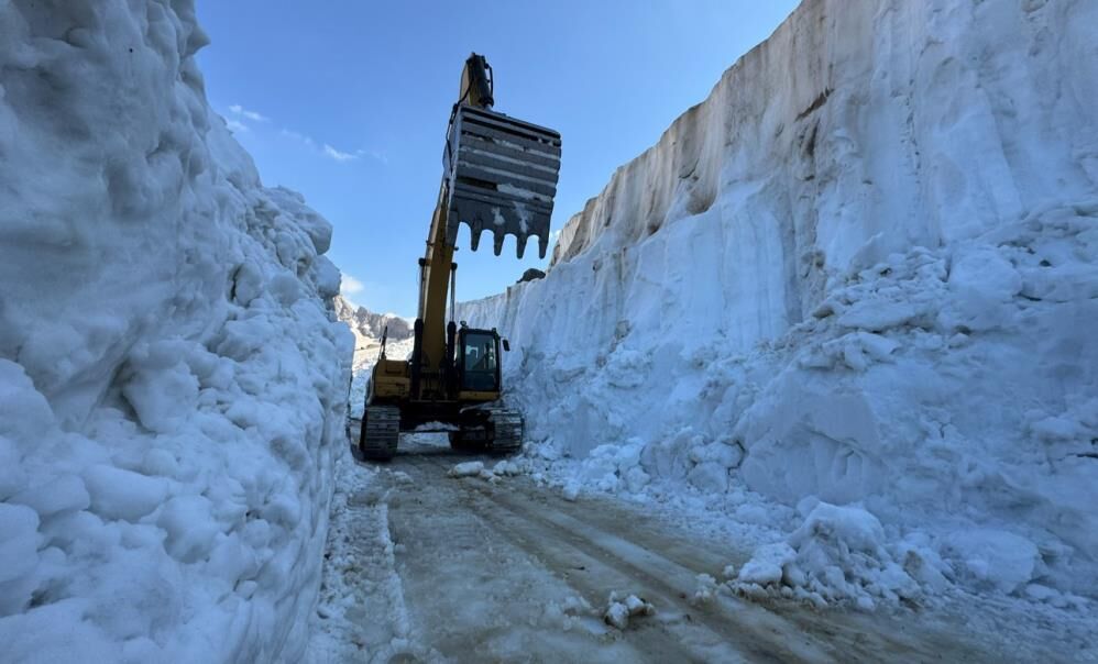 Hakkari'de Temmuzda 8 Metrelik Kar Tünelleri 1