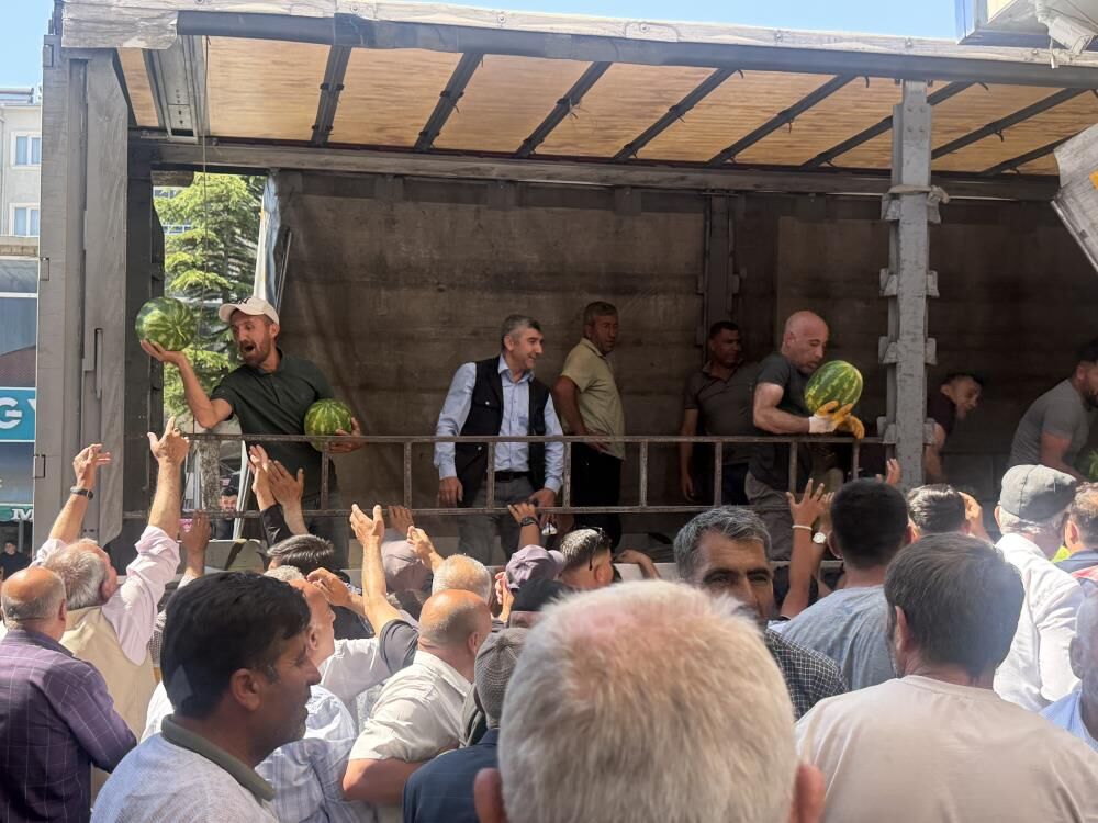 Hayırsever Çiftçi 30 Ton Ücretsiz Karpuz Dağıttı 1