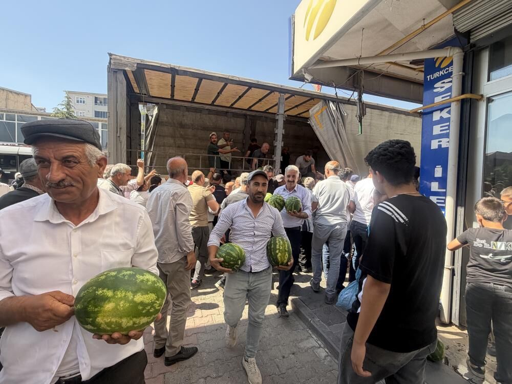 Hayırsever Çiftçi 30 Ton Ücretsiz Karpuz Dağıttı 3