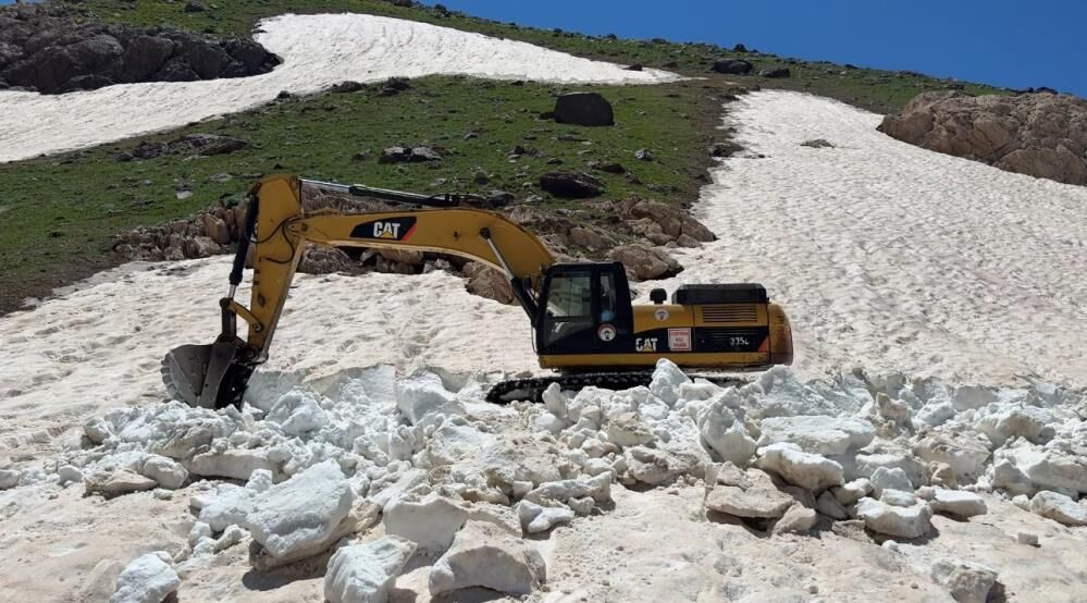 Temmuzda İkiyaka Dağları'nda Kar Tünellerinde Doğa Yürüyüşü 3
