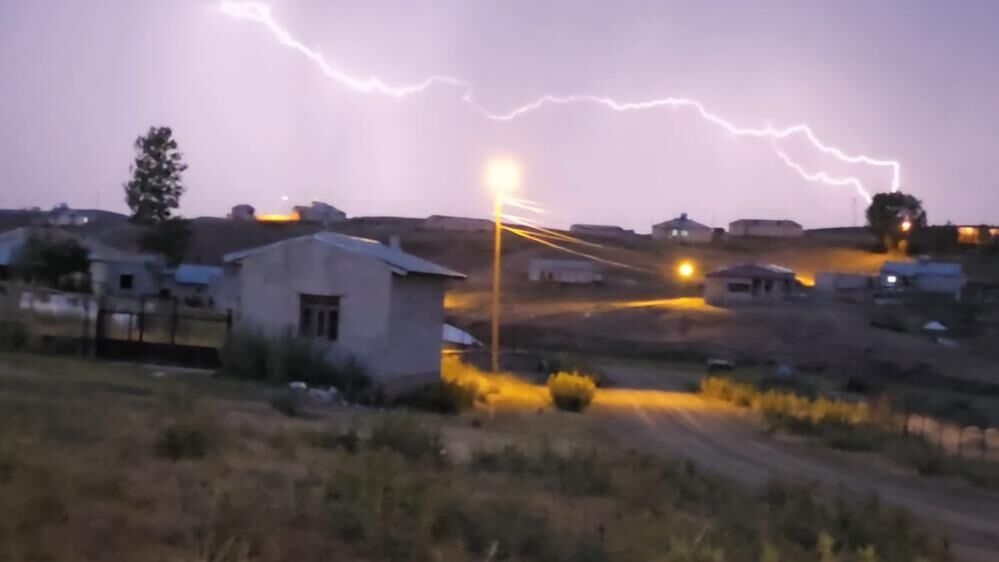 Van'da Geceyi Şimşekler Aydınlattı Gökyüzünde Görsel Şölen Oluştu 1