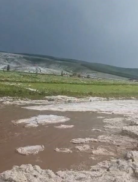 Yaz Ortasında Dolu Yağışı! Kara Yolu Ulaşıma Kapandı 1