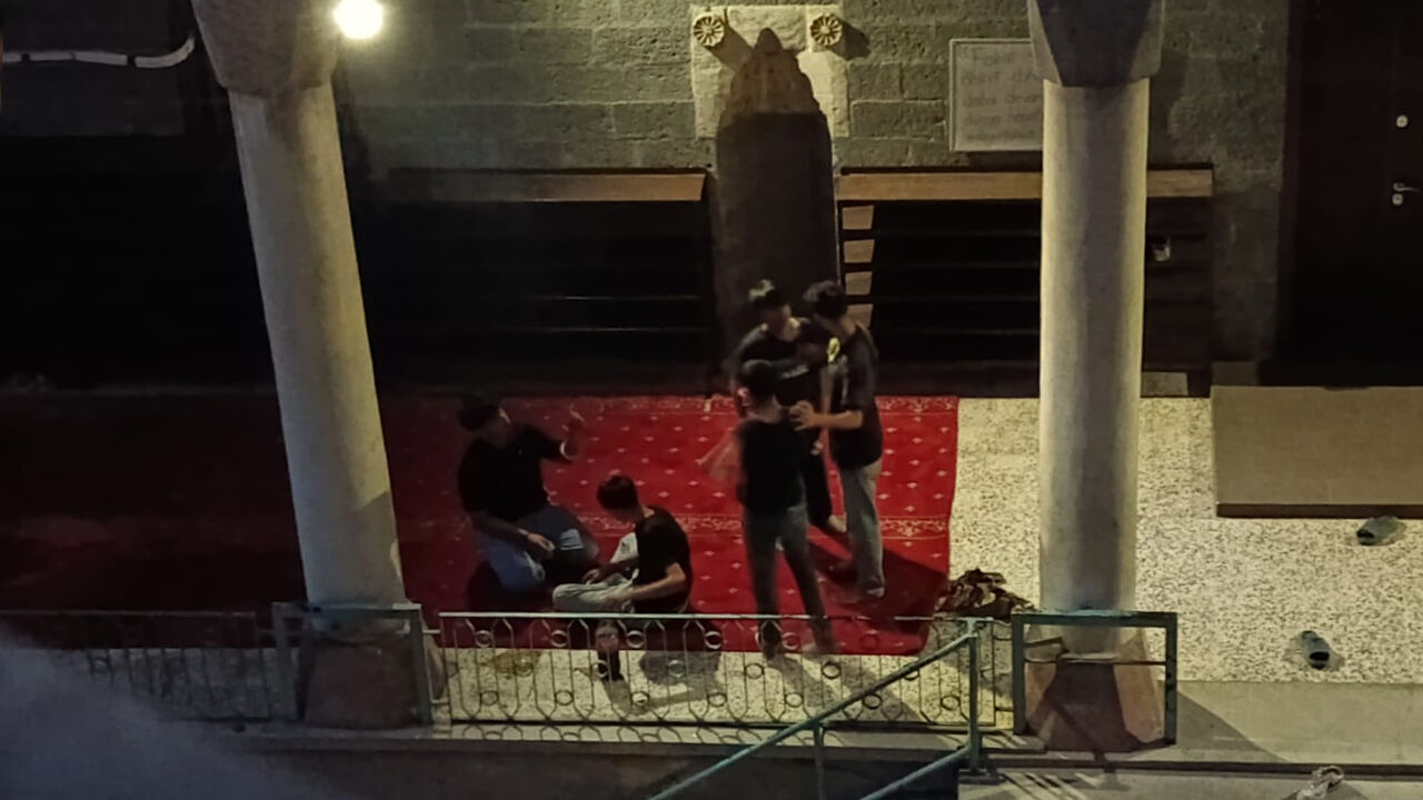 Diyarbakır'da cami bahçesinde tepki çeken görüntüler: Çete çevreyi rahatsız ediyor!