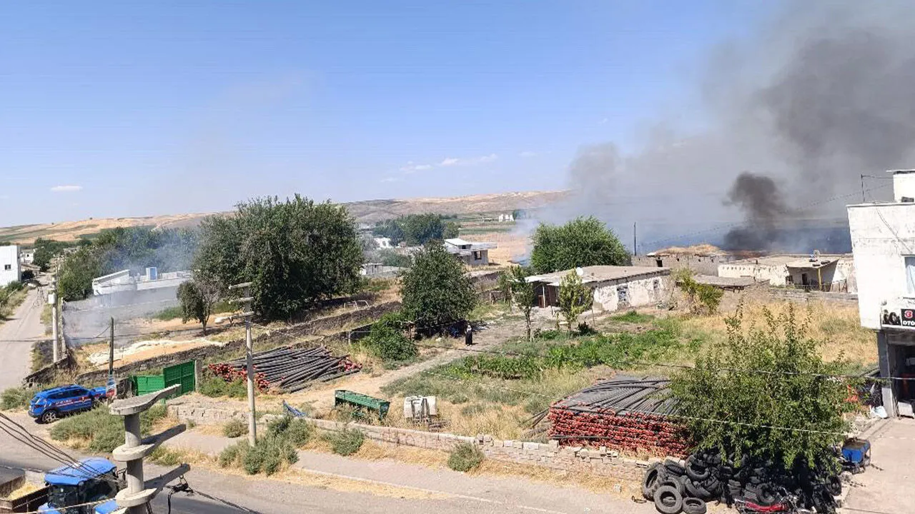 Diyarbakır'da Alevler Evlere Dayandı; Ambulans Ve Jandarma Sevk Edildi-1