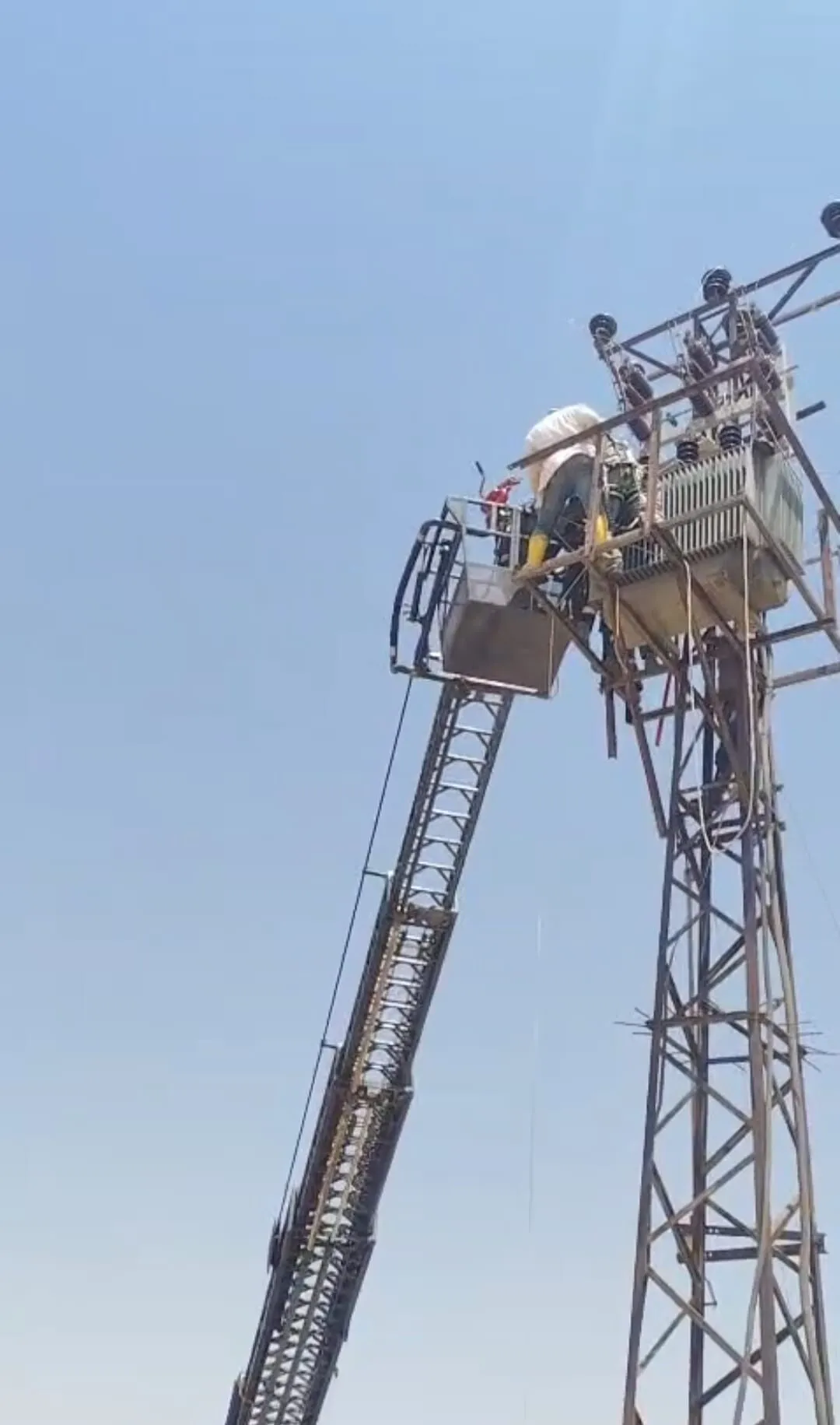 Diyarbakır'da Dedaş Personeli Elektrik Direğinde Baygınlık Geçirdi