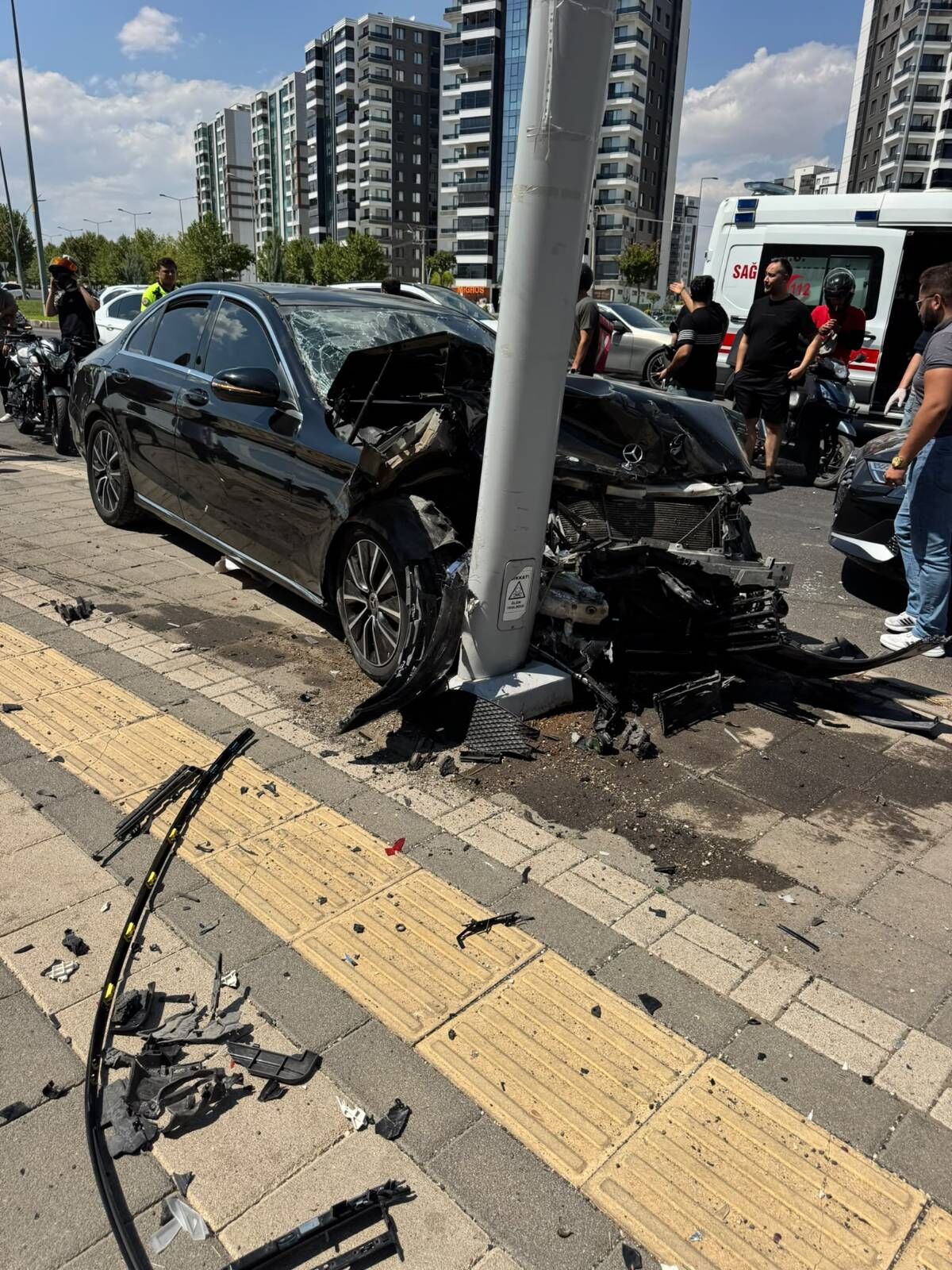Diyarbakır'da Iki Otomobil Çarpıştı 1'I Ağır 2 Yaralı 3