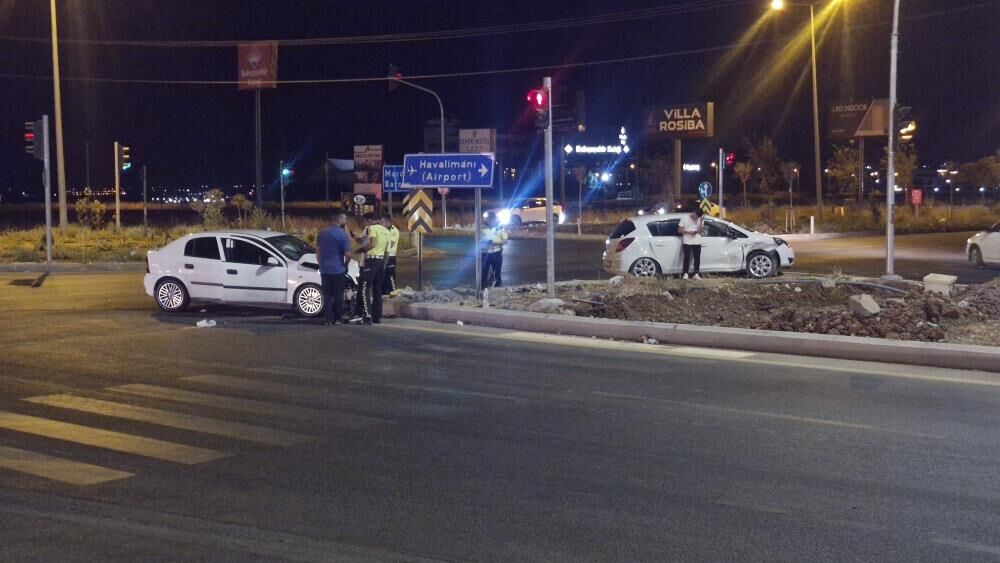 Diyarbakır'da Iki Otomobil Çarpıştı 7 Yaralı 1