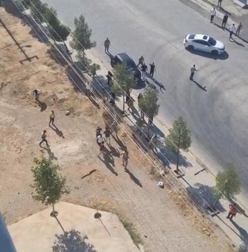 Diyarbakır'da Jandarma Nizamiye Kapısı Önünde Taşlı Sopalı Kavga-1