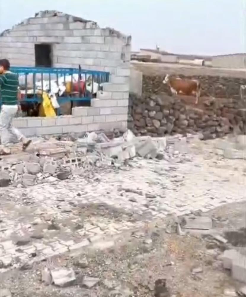 Diyarbakır'da Şiddetli Rüzgar Ahırı Yıktı 2 Yaralı