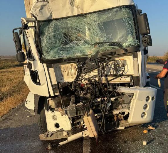 Diyarbakır'da Tir Ile Otomobil Çarpıştı 1'I Ağır 4 Yaralı-1