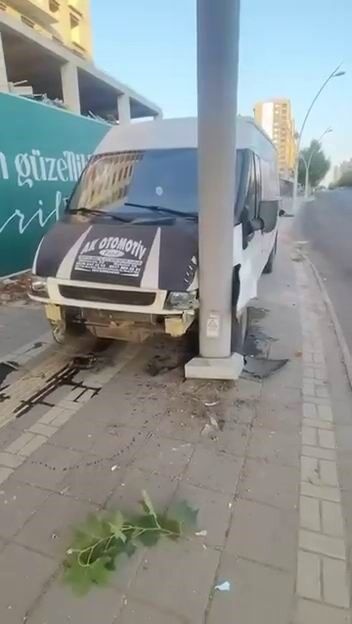 Diyarbakır'da Transit Direğe Çarptı 1 Yaralı