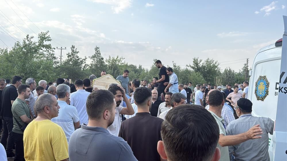 Diyarbakır’daki Feci Kazada Ölen 5 Kardeş Ve 2 Yeğen Yan Yana Toprağa Verildi-1