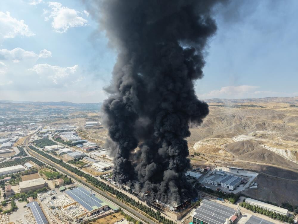 Fabrikadaki Yangın Gökyüzünü Kara Dumanla Kapladı 1