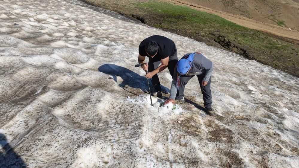 Kurtik Dağı'nda Yaz Mevsiminde Kar Manzarası Diyarbakır'a Da Yakın 1