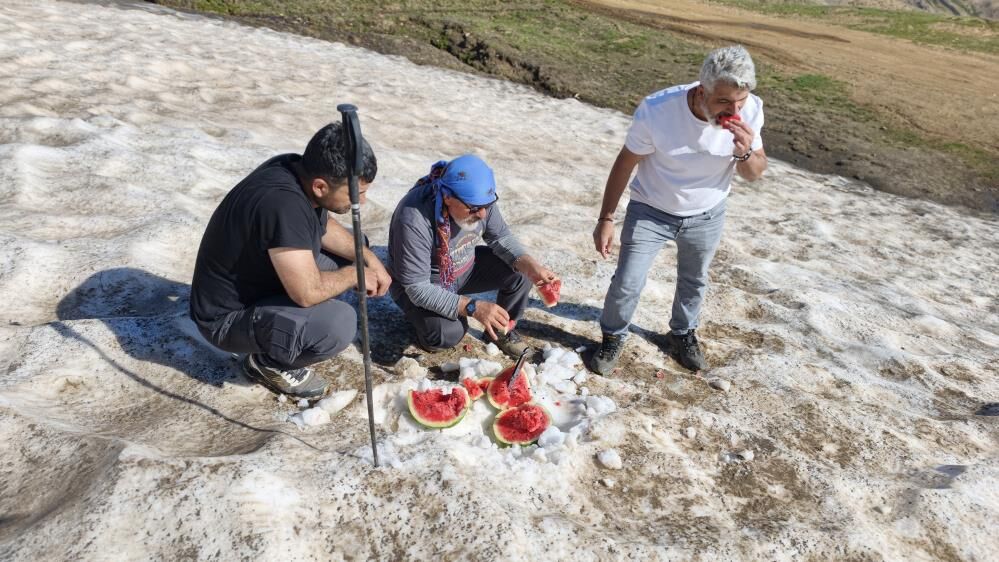 Kurtik Dağı'nda Yaz Mevsiminde Kar Manzarası Diyarbakır'a Da Yakın