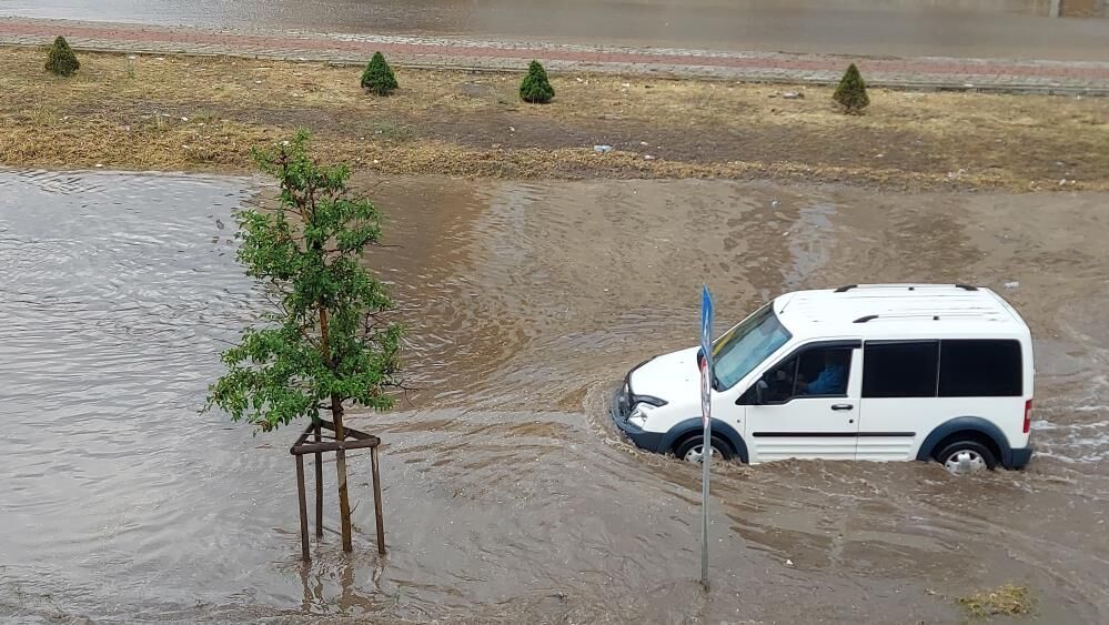 Meteoroloji Uyarmıştı! Erzurum'da 10 Dakikalık Yağış Felç Etti 1