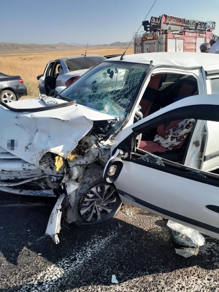 Van'da 2 Otomobil Çarpıştı 7 Kişi Hastaneye Kaldırıldı-1
