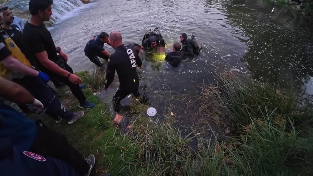 Van'da Ailesini Kurtardı, Akıntıya Kapılan Baba Hayatını Kaybetti 1