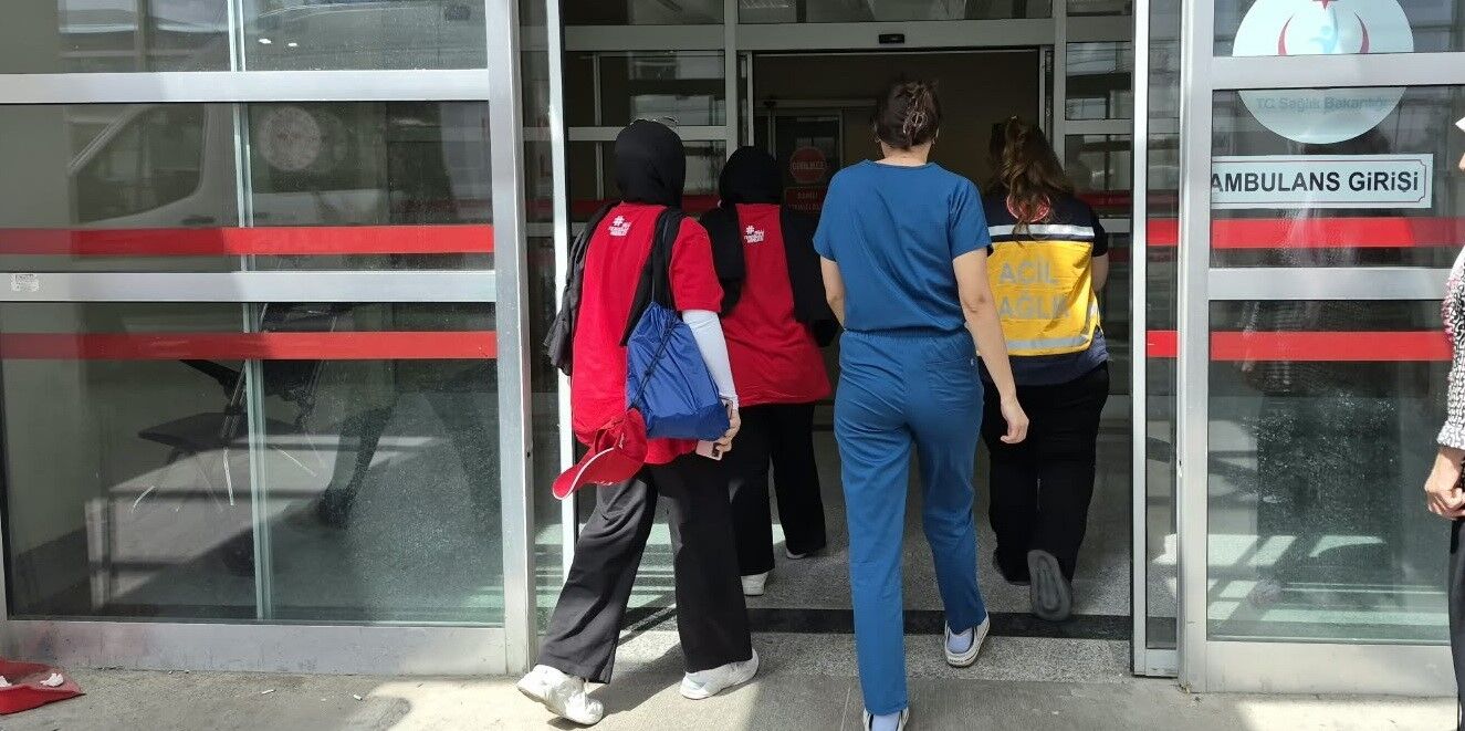 4 öğrenci yemekten zehirlendi