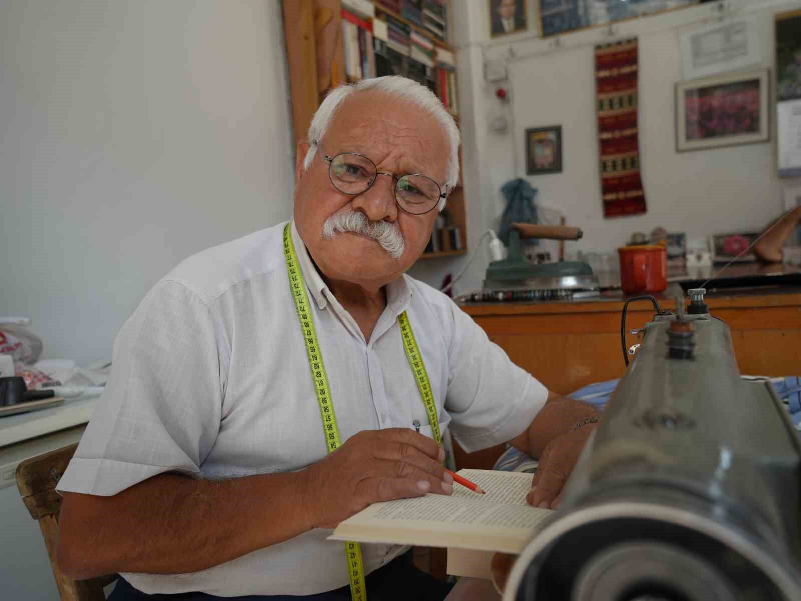 55 yıllık terzi, boş vakitlerini kitap okuyarak geçiriyor