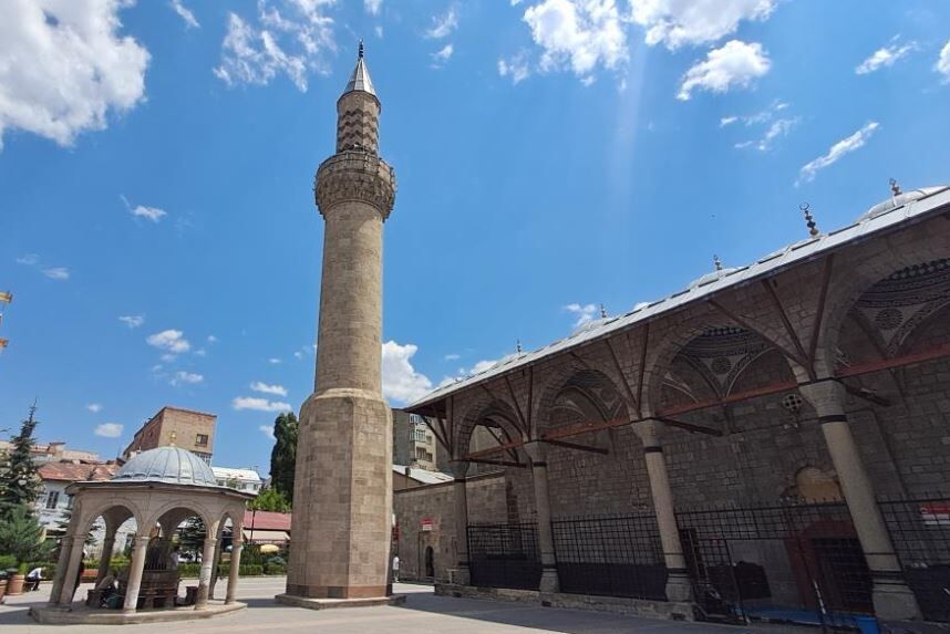 Caminin Minaresi Neden Başka Yerde Tarihi Yapının Ilginç Hikayesi 1