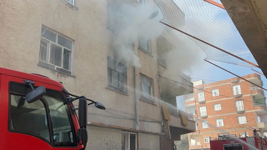 Diyarbakır'da Bina Yangını 3 Kişi Hastaneye Kaldırıldı-1