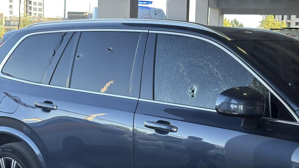 Diyarbakır'da Kurşunların Hedefi Oldu, Cipi Yaralı Halde Hastaneye Sürdü 1