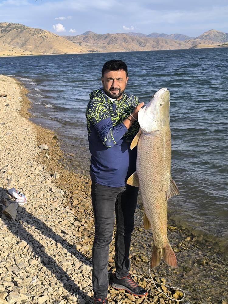 Elazığ'da Amatör Balıkçının Oltasına 30 Kiloluk Turna Takıldı 1