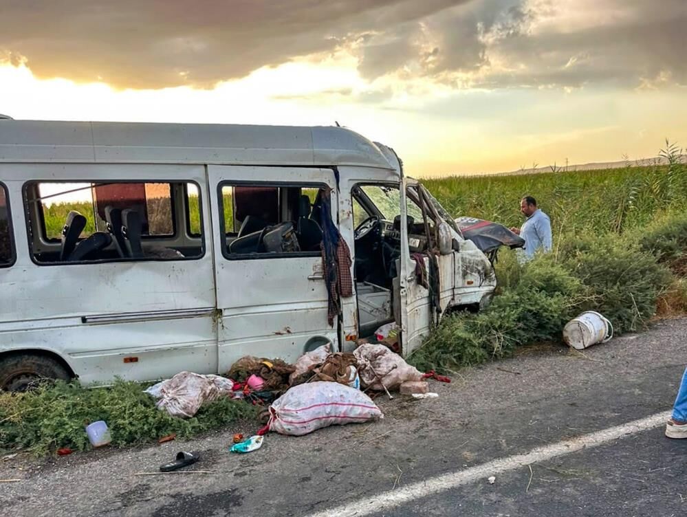 Tarım Işçilerini Taşıyan Minibüs Kanala Devrildi 15 Yaralı 1