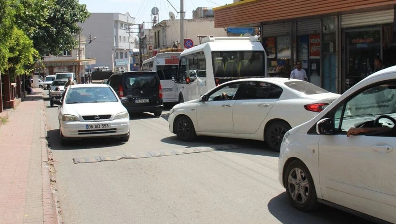 Dar yol, yoğun trafik: Ergani esnafı çözüm bekliyor