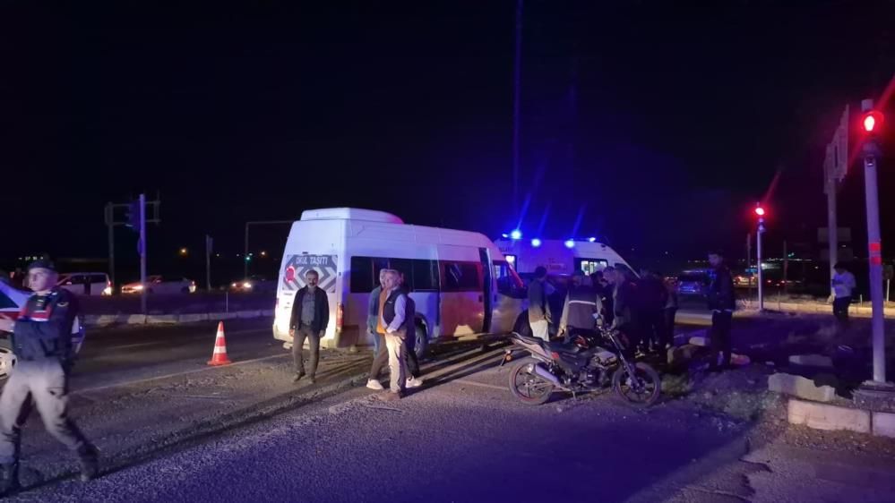 Adıyaman'da Minibüs Ile Otomobil Çarpıştı 12 Yaralı 1