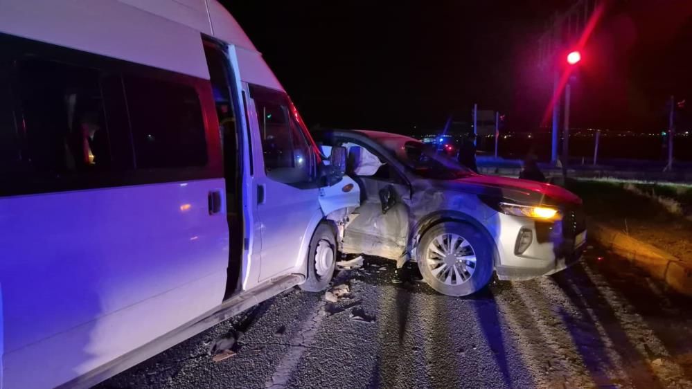 Adıyaman'da minibüs ile otomobil çarpıştı: 12 yaralı