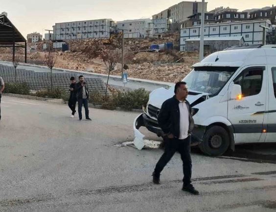 Adıyaman'da otomobil minibüsle çarpıştı: 4 yaralı
