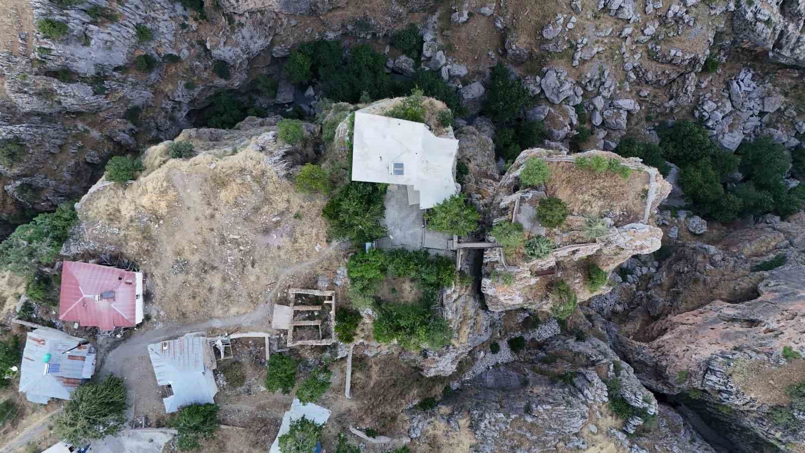 Bu evi gören bir daha bakıyor: Farklı kayalardaki ev ve bahçesine köprü ile ulaşım sağlanıyor